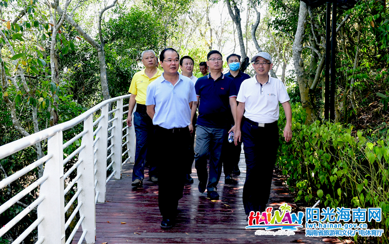 林光强在三亚凤凰岭景区调研检查三亚“五一”假日旅游文化市场疫情防控和安全生产工作情况.jpg