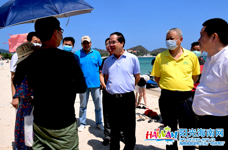 林光强在大东海旅游区与游客进行交流.jpg