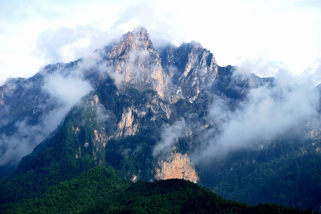 1巴寨沟国家AAA级旅游景区（阿让山雄姿） - 副本.jpg