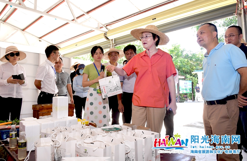 调研期间，孙颖参与加乐镇消费扶贫春风大行动。