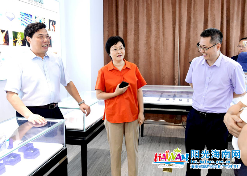 在海口综合保税区（澄迈分区）的安基珠宝香港恒美珠宝公司，孙颖详细了解珠宝玉石质检中心实验室和珠宝加工体验展销区的场地筹建情况。