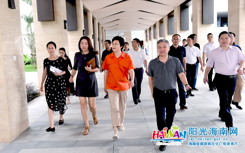 孙颖在中国海南生态软件园，了解园区建设及iSchool微城未来学校、电竞体育馆筹建情况。