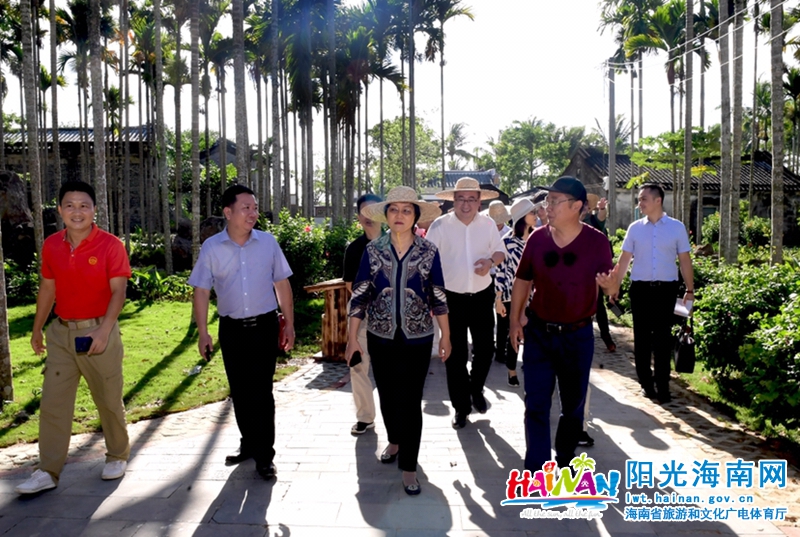 孙颖实地调研留客村（蔡家宅）.jpg