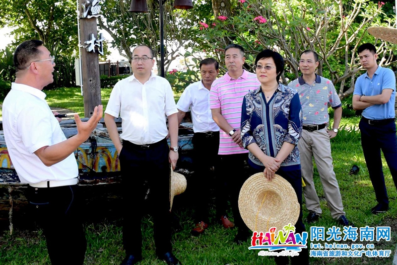 孙颖实地调研潭门排港村，并听取了美丽乡村建设和休闲渔业发展情况汇报。.jpg
