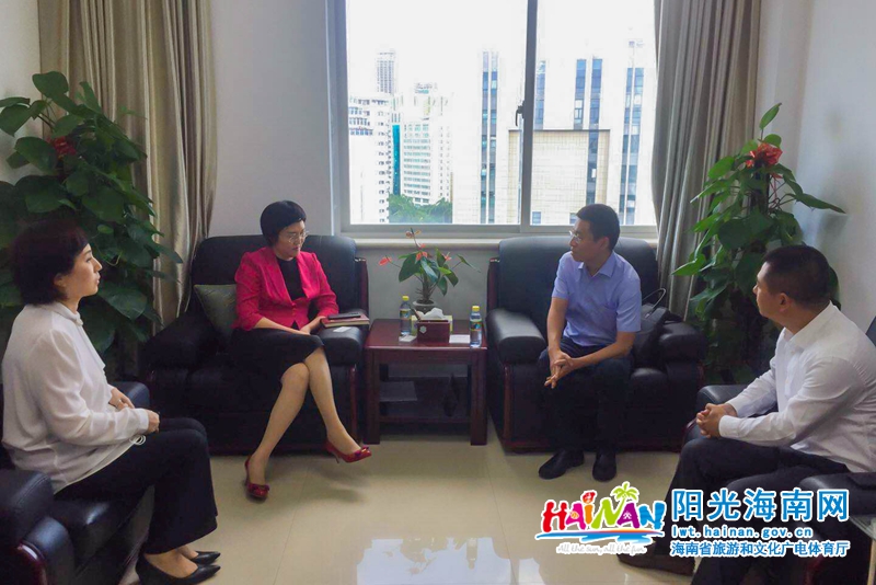 6月19日下午，省旅文厅厅长孙颖在海府办公区会见途牛旅游集团CEO于敦徳一行，并就在海南自贸港政策背景下企业前来海南寻找合作商机进行了座谈。