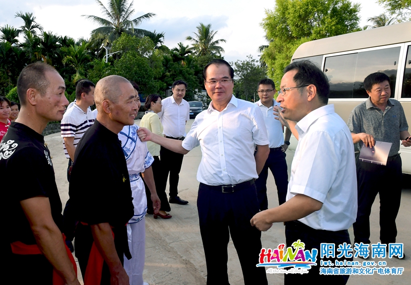 调研在新兴镇坡陈武术村听取当地负责人做工作汇报.jpg