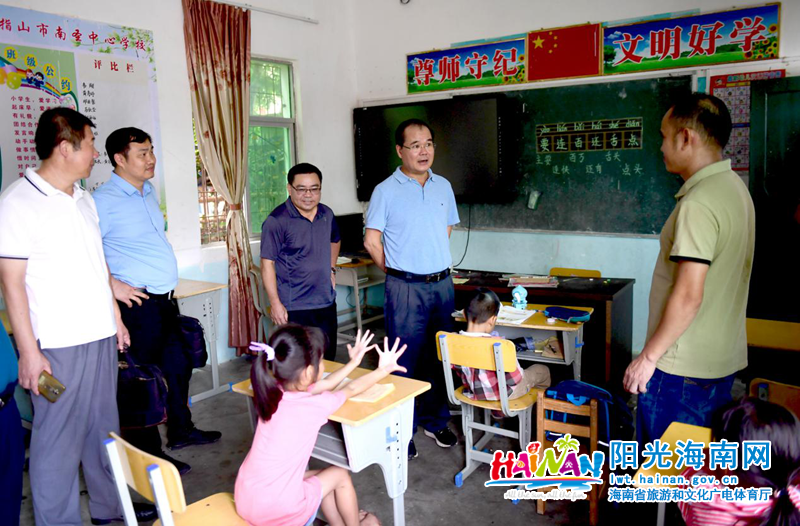 调研组在什泉村小学教学点调研