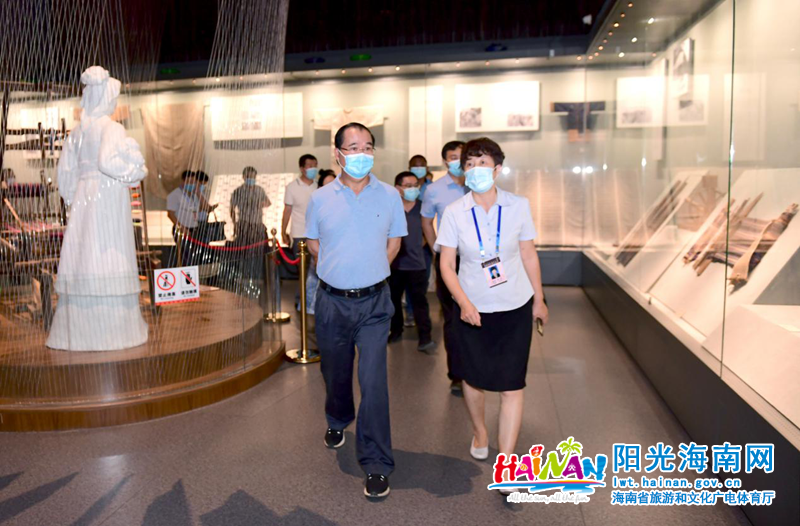 调研组一行在省民族博物馆调研