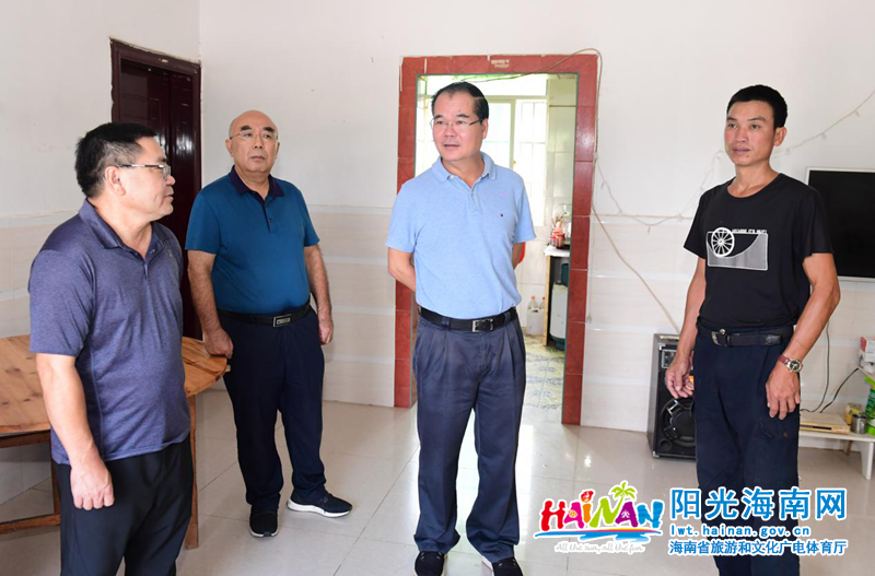 调研组在福关村贫困户家里调研