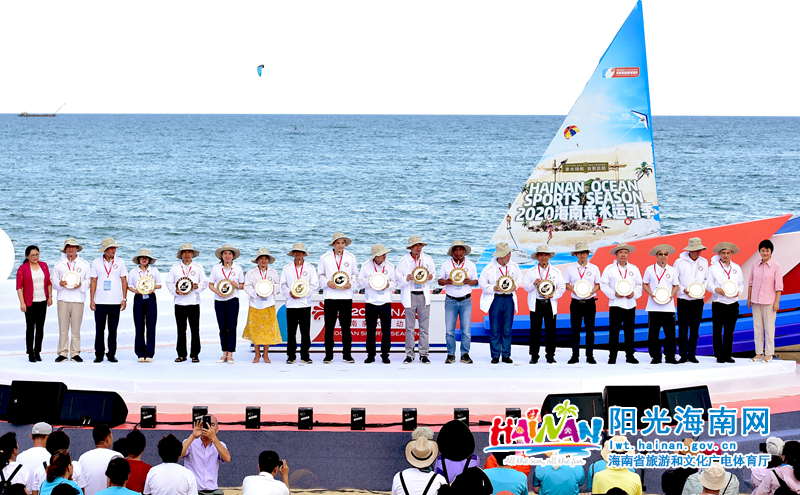 司海英和孙颖共同为今年亲水运动季活动举办地的18个市县代表授牌.jpg