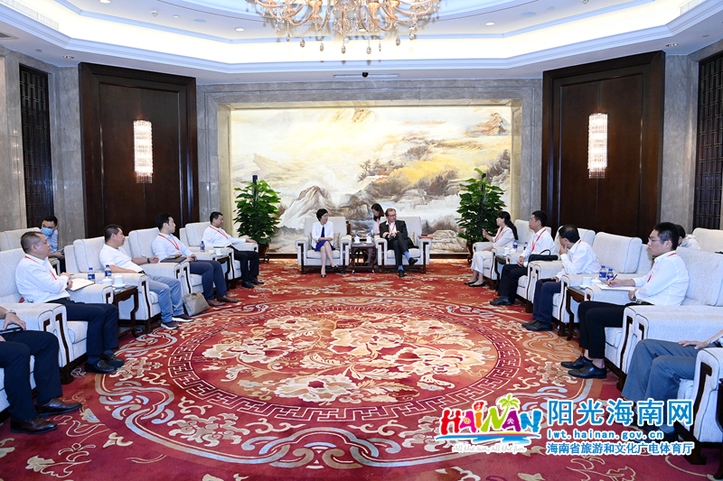 省旅文厅厅长孙颖会见德国途易集团代表Dr. Guido Brettschneider、同程控股CEO吴剑、途牛集团董事长兼CEO于敦德，双方就签约内容进行探讨，推动项目落地。.jpg