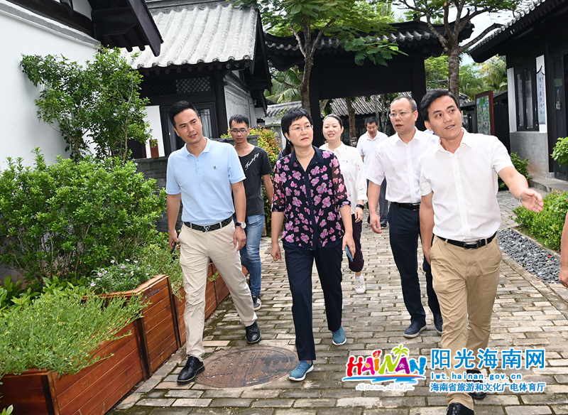 孙颖在居善观民宿调研，详细了解该民宿的发展现状、客房数量、游客入住量等基本情况。.jpg