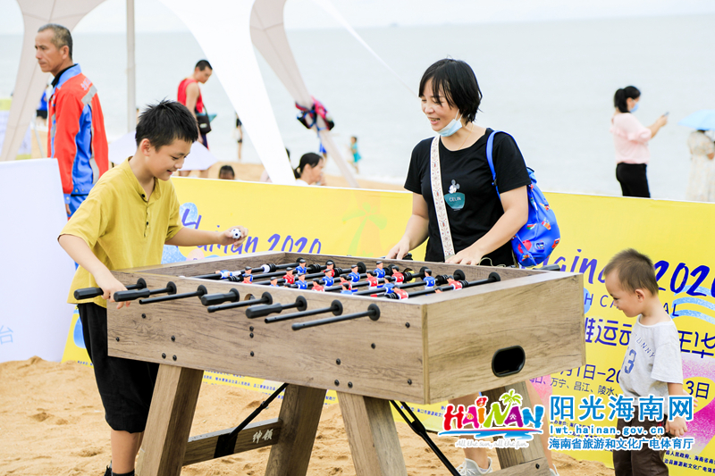 活动现场市民游客体验沙滩运动项目.jpg