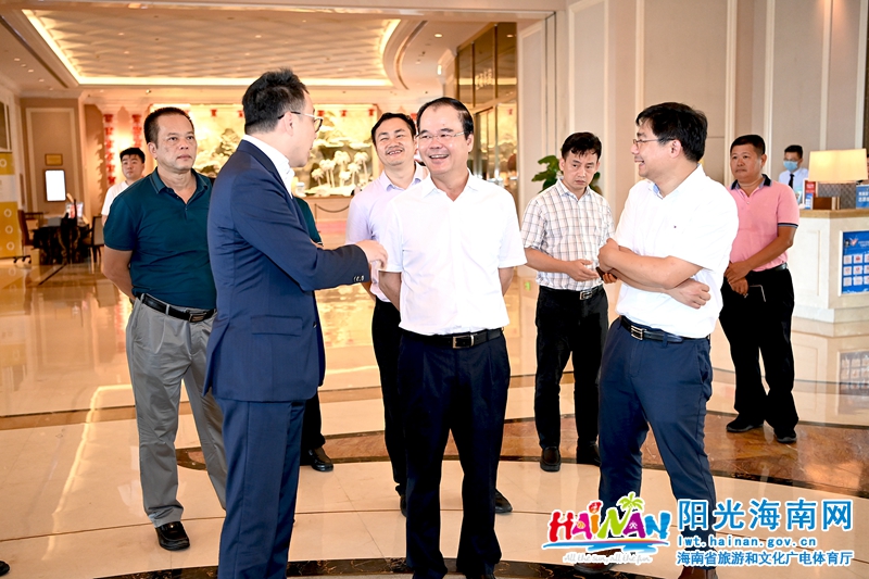 督导检查组一行在海口香格里拉大酒店与该酒店负责人交谈，了解酒店假日预定情况。