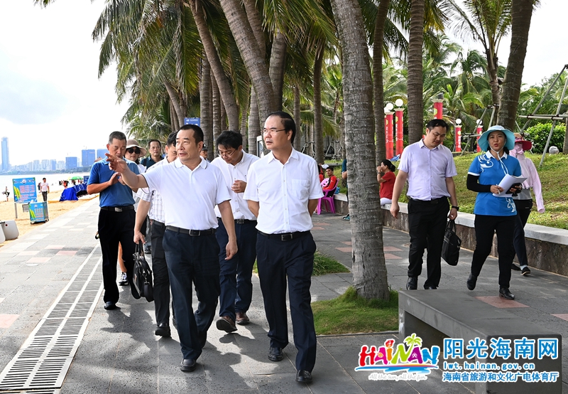 督导检查组一行在假日海滩旅游区检查