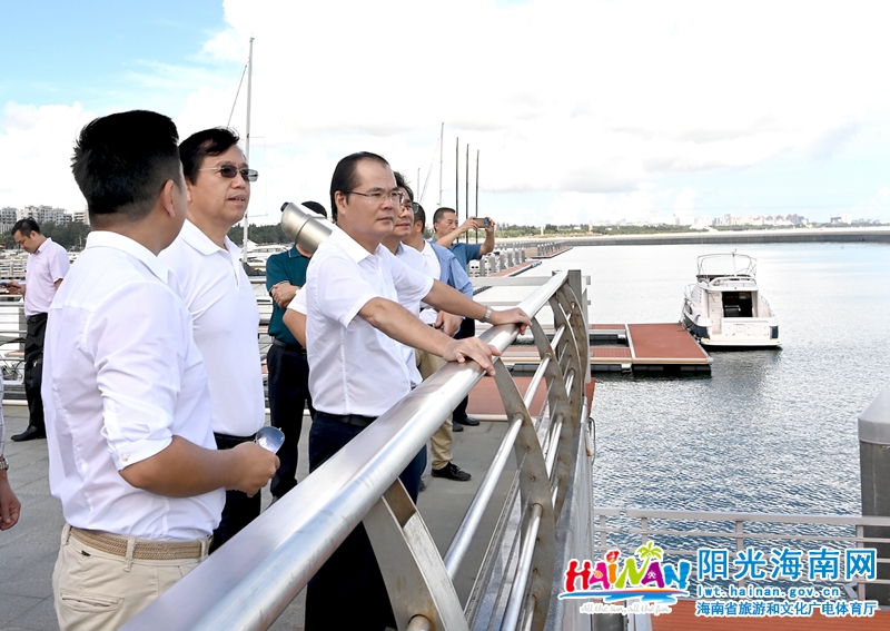 督导检查组一行在假日海滩旅游区检查