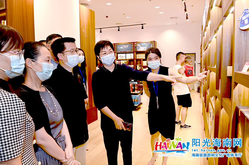 孙颖在日月广场免税店酒水区，了解该区酒水的价位情况。