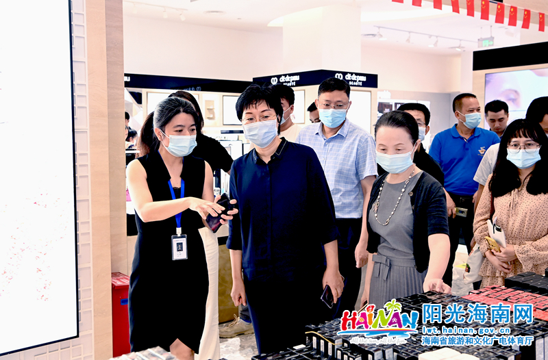 孙颖在日月广场免税店香化区，了解该区商品种类及分布。.jpg
