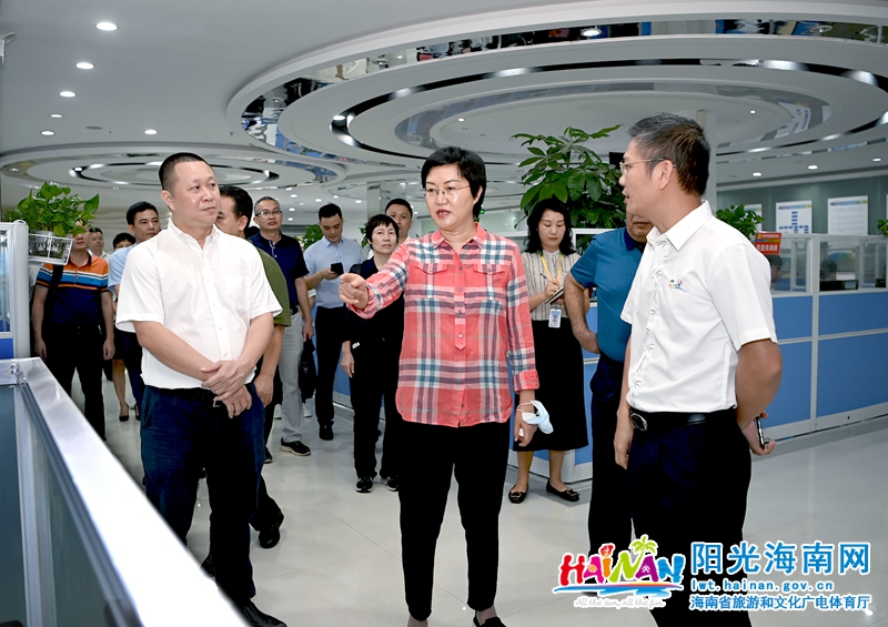 孙颖在游客市民中心与该中心负责人交谈.jpg