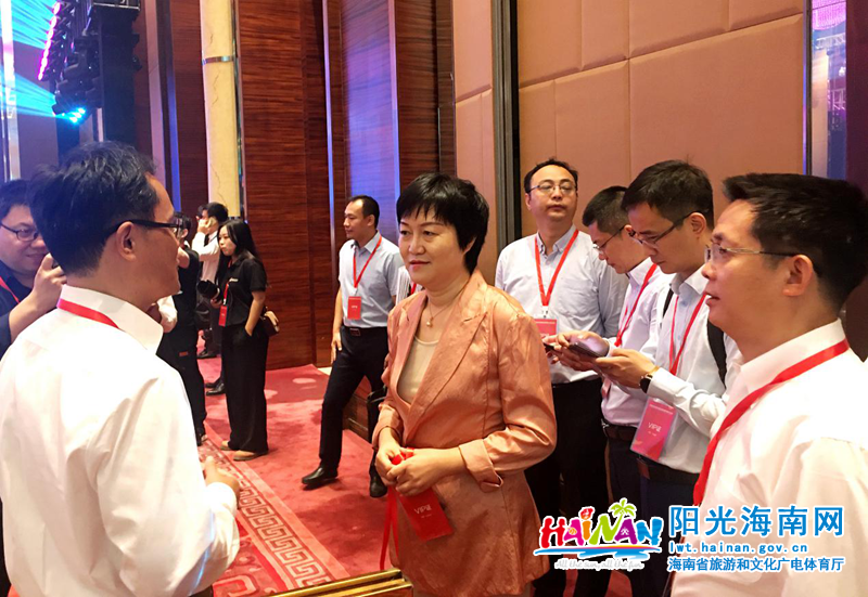 省旅文厅厅长孙颖与企业代表进行交谈.png